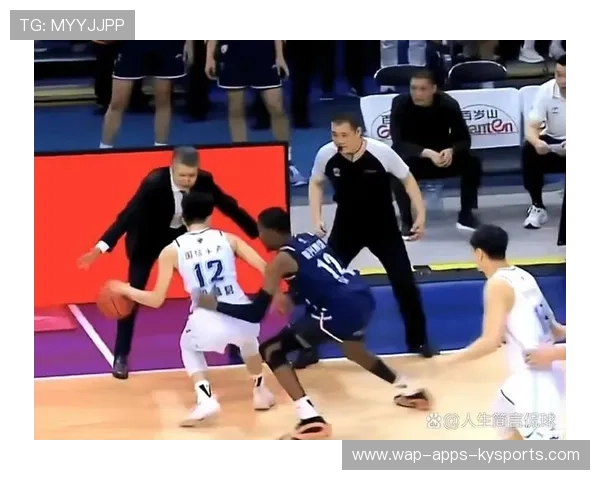 CBA 球员用突破吸引包夹助攻成名场