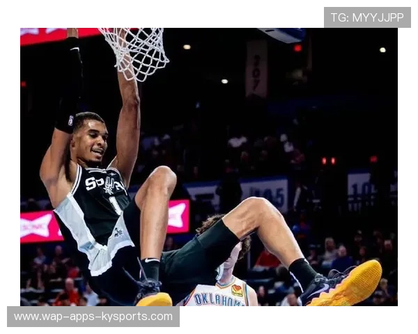 文班亚马封盖对手大力上篮，全场震撼